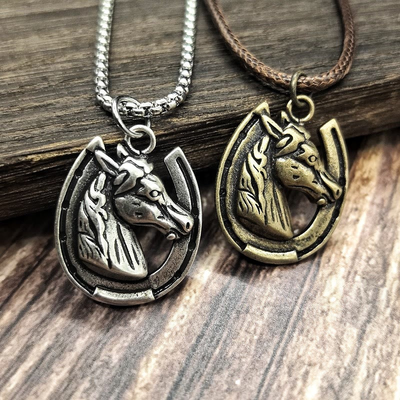 Vintage Horse Head Horseshoe Pattern Metal Pendant Necklace - image 0